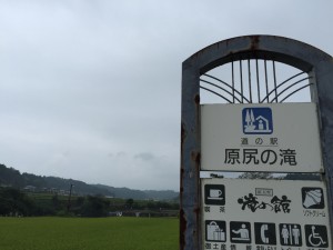 ９３